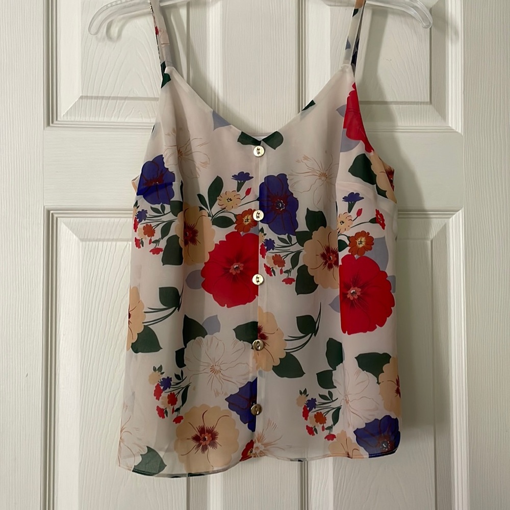 Beautiful never worn Cabi top. From a smoke free home. Does not have tags.